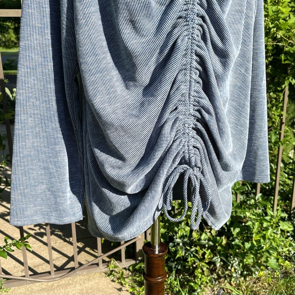 NWOT Acting Pro Adjustable Cinched/Ruched Tie Front V-neck Pinstripe Top - Picture 14 of 16